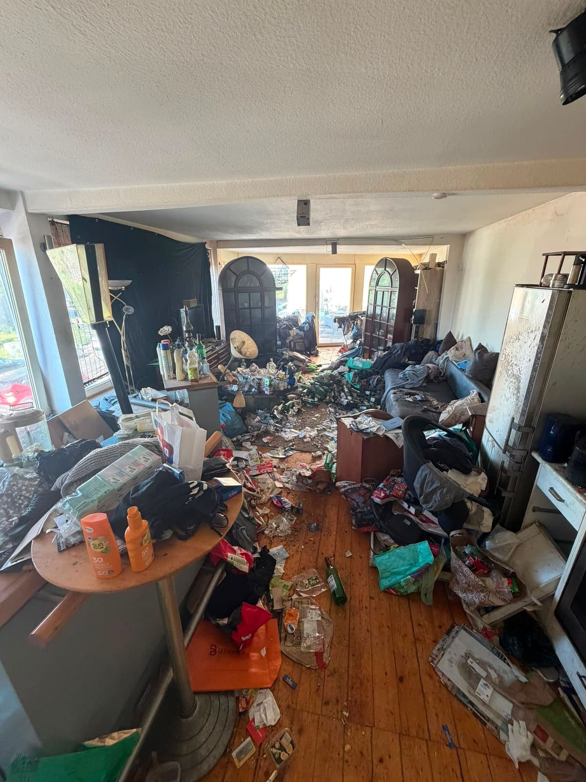 Vorher: stark belastetes Wohnzimmer einer Messiewohnung vor der Spezialreinigung durch CleaningForYou aus Neuss