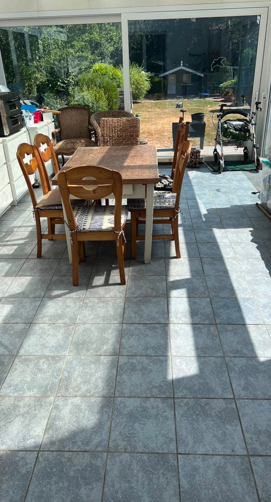 Nachher: derselbe Wintergarten nach der Glas- und Bodenreinigung durch CleaningForYou aus Neuss – Glas, Rahmen und Boden sauber