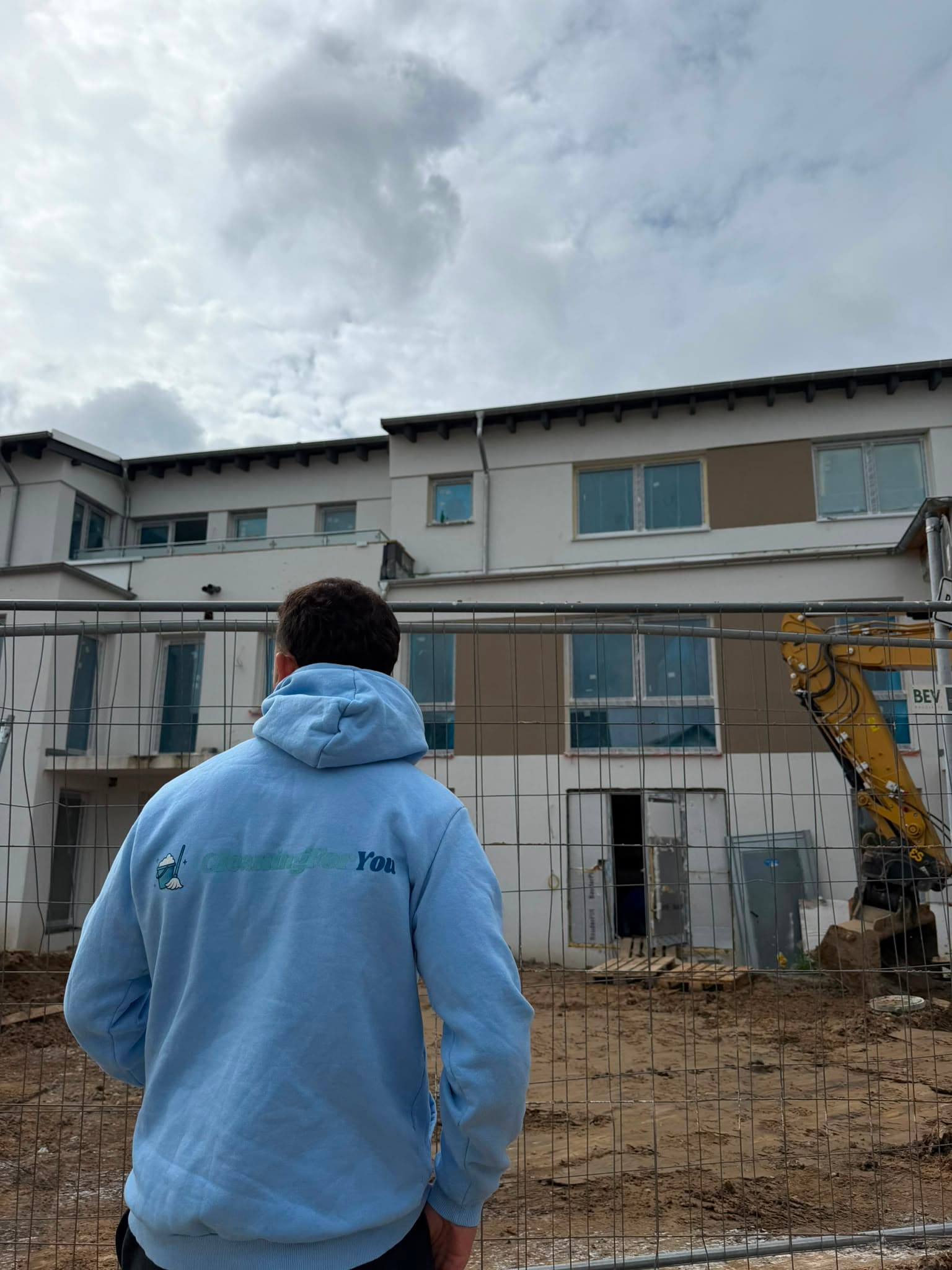 Mitarbeiter im CleaningForYou-Hoodie vor einem Reinigungseinsatz – Reinigungsfirma aus Neuss